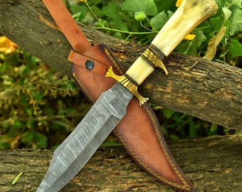 Cuchillo de caza de acero de Damasco forjado a mano, mango de hueso de camello y funda de cuero.
