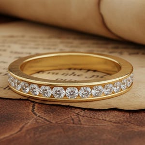 Obrączka ślubna męska z moissanitem Eternity – złoto 14K