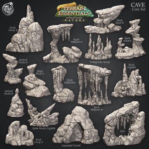 Può includere: Una collezione di formazioni rocciose grigie e strutturate per giochi da tavolo. Il set include vari tipi di rocce come stalagmiti, archi e piattaforme. Il testo "CAVE Core Set" e "Terrain Essentials" sono visibili.