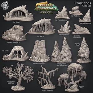 Puede incluir: Colecci&oacute;n de piezas de terreno en miniatura para juegos de mesa, incluyendo cuevas de hielo, cascadas congeladas y &aacute;rboles nevados. El conjunto "Frostlands Core Set" presenta varias formaciones heladas y elementos invernales.