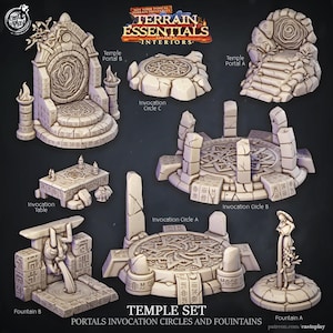 Puede incluir: Una colección de piezas de terreno de templo beige impresas en 3D, que incluyen portales, círculos de invocación, fuentes y una mesa. El conjunto presenta diseños intrincados y está etiquetado como "Temple Set" con el texto "Terrain Essentials Interiors."