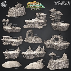 Puede incluir: Colección de plataformas de terreno grises para juegos de mesa, que representan diversos entornos como Jungla, Volcán, Bosque y Océano. Las plataformas presentan texturas detalladas y llevan el texto "Terrain Essentials" y "Nature Big Platforms."