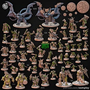 Puede incluir: Una colección de figuras de fantasía en miniatura, que incluyen orcos, dragones y otras criaturas. Las figuras están en varias poses y tamaños, con esculturas y pinturas detalladas. La paleta de colores incluye verdes, marrones y azules. Las figuras se muestran sobre un fondo negro.