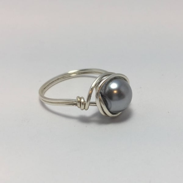 Anillo envuelto en alambre hecho a mano de perlas, gris, gris, anillo de perlas, joyería hecha a mano, anillos para mujeres, regalo de cumpleaños, vidrio, joyería de boda, personalizado