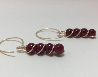 Abalorio rojo, pendientes colgantes, pendientes de oro, oro, rojo, joyería Boho, Boho, pendientes de gota, joyería envuelta en alambre, pendientes de alambre, hecho a mano