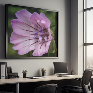 Könnte beinhalten: Gerahmter Nahaufnahme einer rosa Blume mit dunkelvioletten Adern, in einem Büro. Die Blume steht im Mittelpunkt, mit einem grünen Hintergrund. Das Büro umfasst einen Schreibtisch, einen Computer und ein Fenster mit Stadtblick.