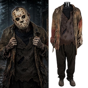 Peut inclure: Un ensemble de costume vieilli comprenant un masque de hockey blanc cassé avec des marques rouges, une veste marron en lambeaux aux bords effilochés, un haut marron foncé troué, un pantalon sombre et des bottes usées, présenté complet.
