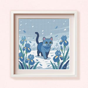 Può includere: Una stampa incorniciata di pixel art con un gatto blu che cammina in un campo innevato di iris blu. L'opera d'arte ha una morbida tavolozza di colori pastello con sfumature di blu, bianco e verde. Il gatto ha gli occhi verdi e i baffi bianchi.