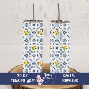 Può includere: Due bicchieri da 591 ml con sfondo bianco, motivo floreale blu e limoni gialli. Ogni bicchiere ha un coperchio e una cannuccia argentati. Le parole "20 OZ TUMBLER WRAP" e "DIGITAL DOWNLOAD" sono stampate su uno striscione blu.