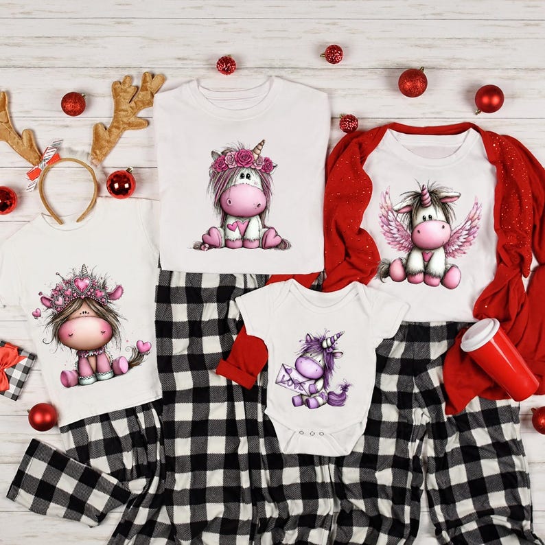 Puede incluir: Camisetas blancas y una camisa de manga roja con gr&aacute;ficos de unicornios, combinadas con pantalones de pijama a cuadros blancos y negros. Los unicornios presentan detalles en rosa y morado, con corazones y elementos florales. Adornos navide&ntilde;os y una diadema de cuernos de reno completan el tema festivo.