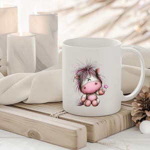 Puede incluir: Taza de cer&aacute;mica blanca con un dise&ntilde;o de caballo de dibujos animados en rosa y morado. El caballo sostiene un coraz&oacute;n rosa. La taza est&aacute; colocada sobre una superficie de madera, con velas y un fondo decorativo.