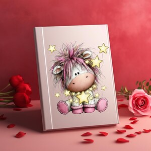Puede incluir: Un diario rosa con una ilustraci&oacute;n de dibujos animados de un pony blanco y rosa con detalles de estrellas. El pony est&aacute; rodeado de estrellas amarillas. El diario est&aacute; sobre una superficie rosa con p&eacute;talos de rosa rojos y rosas.