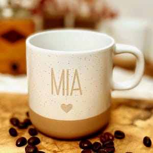 Personalisierte Tasse, personalisierter Kaffeebecher, personalisierte Tasse mit Namen, kleine Geschenke bis 20 Euro, Familientassen, Mit dem Namen Mia und einem Herz drunter.