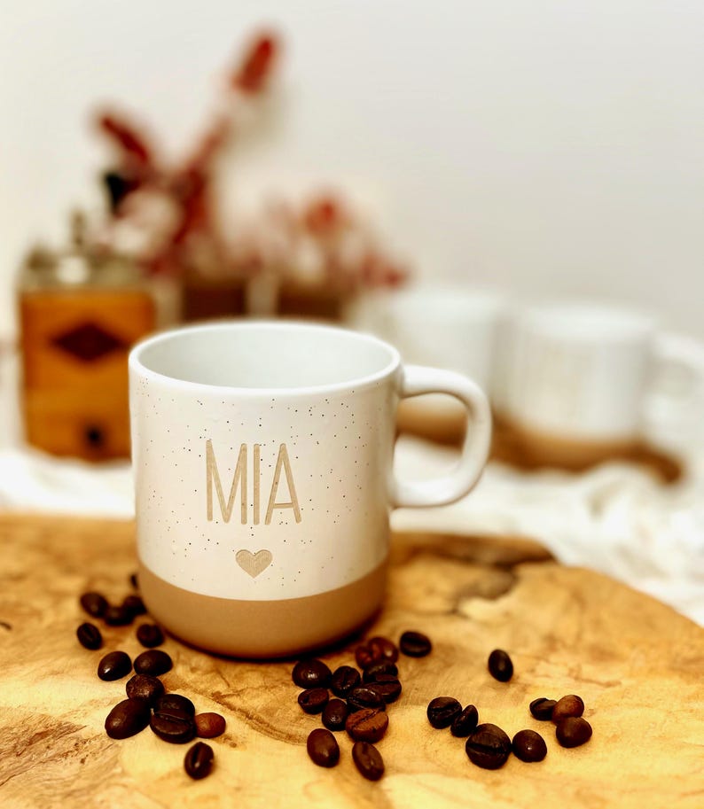 Personalisierte Tasse, personalisierter Kaffeebecher, personalisierte Tasse mit Namen, kleine Geschenke bis 20 Euro, Familientassen, Mit dem Namen Mia und einem Herz drunter.