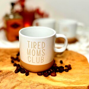Personalisierte Tasse, personalisierter Kaffeebecher, personalisierte Tasse mit Namen, kleine Geschenke bis 20 Euro, Familientassen, mit dem Spruch "Tired Moms Club".