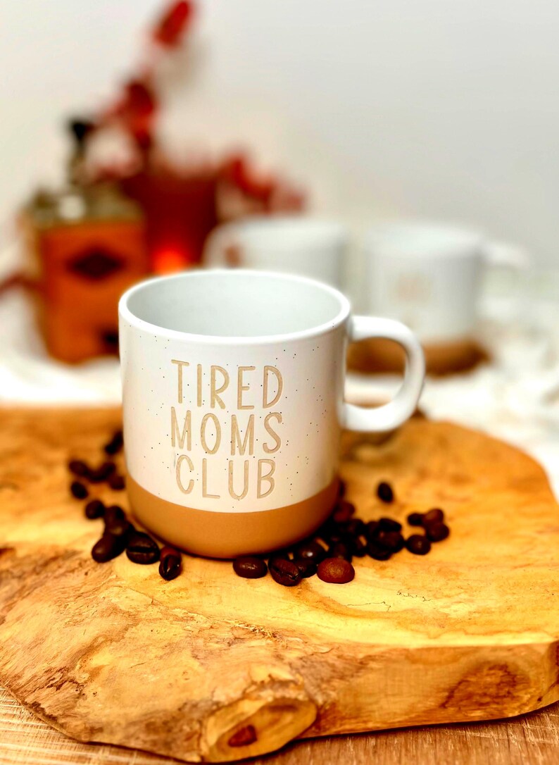 Personalisierte Tasse, personalisierter Kaffeebecher, personalisierte Tasse mit Namen, kleine Geschenke bis 20 Euro, Familientassen, mit dem Spruch "Tired Moms Club".