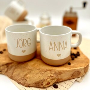Personalisierte Tasse, personalisierter Kaffeebecher, personalisierte Tasse mit Namen, kleine Geschenke bis 20 Euro, Familientassen, mit dem Namen Anna und Jörg und einem Herz drunter.