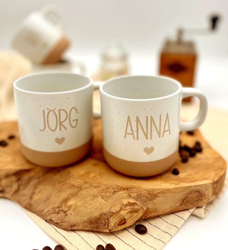 Personalisierte Tasse, personalisierter Kaffeebecher, personalisierte Tasse mit Namen, kleine Geschenke bis 20 Euro, Familientassen, mit dem Namen Anna und Jörg und einem Herz drunter.