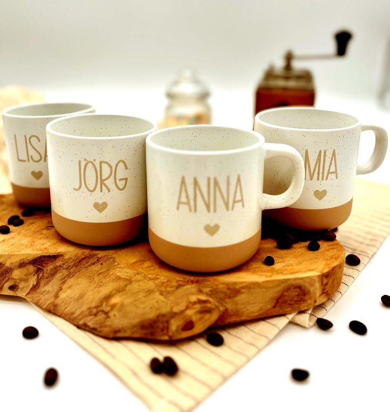 Personalisierte Tasse, personalisierter Kaffeebecher, personalisierte Tasse mit Namen, kleine Geschenke bis 20 Euro, Familientassen, Mit den Namen Anna, Jörg, Lisa und Mia mit jewiels einem Herz drunter.