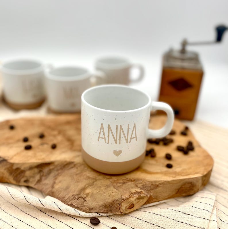 Personalisierte Tasse, personalisierter Kaffeebecher, personalisierte Tasse mit Namen, kleine Geschenke bis 20 Euro, Familientassen, mit dem Namen Anna und einem Herz drunter.