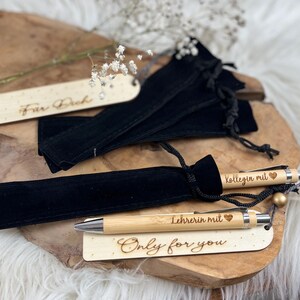 Wichtelgeschenk Kollegin, Kugelschreiber als Geschenk mit Gravur, Personalisierte Kulis, Mitarbeiter Geschenke Weihnachten - zwei Kugelschreiber mit der Gravur "Kollegin mit Herz" und "Lehrerin mit Herz" mit schwarzen Samtsäckchen als Verpackung. Dabei liegen noch zwei Lesezeichen mit Gravur "Für Dich" und "Only for you".