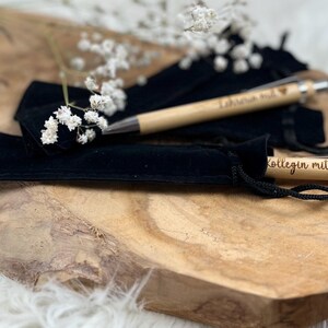 Wichtelgeschenk Kollegin, Kugelschreiber als Geschenk mit Gravur, Personalisierte Kulis, Mitarbeiter Geschenke Weihnachten - zwei Kugelschreiber mit der Gravur "Kollegin mit Herz" und "Lehrerin mit Herz" mit schwarzen Samtsäckchen als Verpackung.