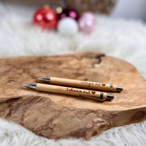 Wichtelgeschenk Kollegin, Kugelschreiber als Geschenk mit Gravur, Personalisierte Kulis, Mitarbeiter Geschenke Weihnachten - zwei Kugelschreiber mit der Gravur "Kollegin mit Herz" und "Lehrerin mit Herz".