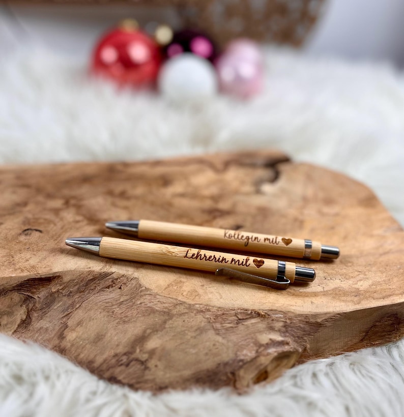 Wichtelgeschenk Kollegin, Kugelschreiber als Geschenk mit Gravur, Personalisierte Kulis, Mitarbeiter Geschenke Weihnachten - zwei Kugelschreiber mit der Gravur "Kollegin mit Herz" und "Lehrerin mit Herz".