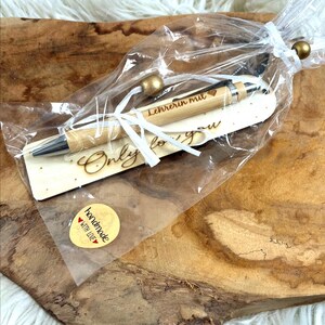 Wichtelgeschenk Kollegin, Kugelschreiber als Geschenk mit Gravur, Personalisierte Kulis, Mitarbeiter Geschenke Weihnachten - Kugelschreiber mit der Gravur "Kollegin mit Herz" und "Lehrerin mit Herz" und ein Lesezeichen aus Holz mit Gravur "Only for you" in einer schönen Geschenkverpackung.