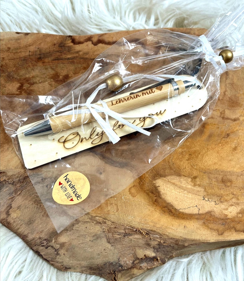 Wichtelgeschenk Kollegin, Kugelschreiber als Geschenk mit Gravur, Personalisierte Kulis, Mitarbeiter Geschenke Weihnachten - Kugelschreiber mit der Gravur "Kollegin mit Herz" und "Lehrerin mit Herz" und ein Lesezeichen aus Holz mit Gravur "Only for you" in einer schönen Geschenkverpackung.