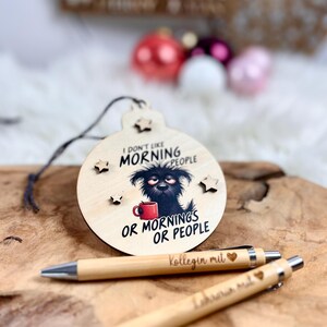 Wichtelgeschenk Kollegin, Kugelschreiber als Geschenk mit Gravur, Personalisierte Kulis, Mitarbeiter Geschenke Weihnachten - zwei Kugelschreiber mit der Gravur "Kollegin mit Herz" und "Lehrerin mit Herz" und eine lustige Wiehnachtsanhänger aus Holz mit einem Hundemotiv mit Kaffeetasse und dem Spruch "I hate Morning People and Mornings and People"