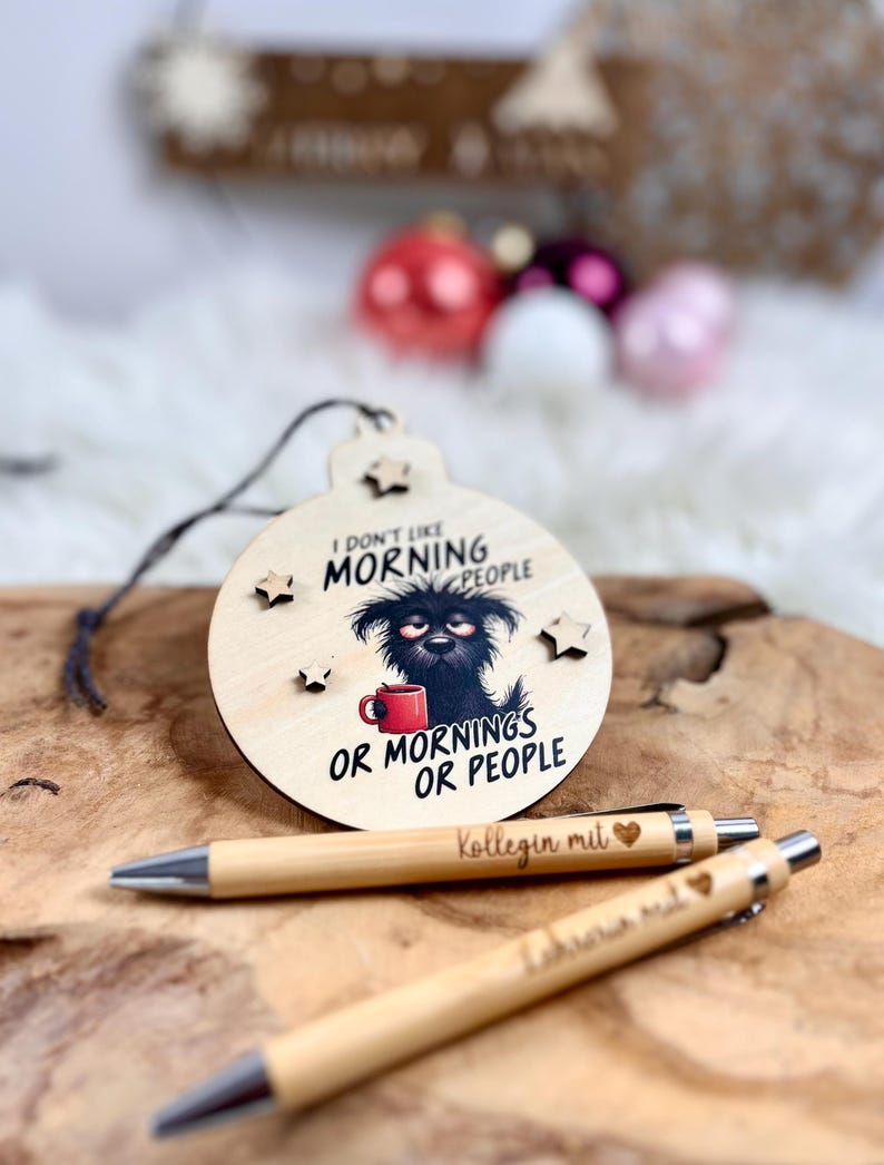 Wichtelgeschenk Kollegin, Kugelschreiber als Geschenk mit Gravur, Personalisierte Kulis, Mitarbeiter Geschenke Weihnachten - zwei Kugelschreiber mit der Gravur "Kollegin mit Herz" und "Lehrerin mit Herz" und eine lustige Wiehnachtsanhänger aus Holz mit einem Hundemotiv mit Kaffeetasse und dem Spruch "I hate Morning People and Mornings and People"