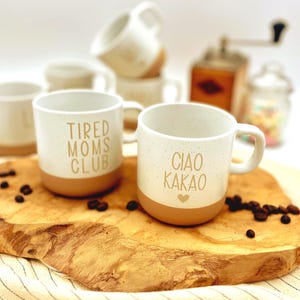 Personalisierte Tasse, personalisierter Kaffeebecher, personalisierte Tasse mit Namen, kleine Geschenke bis 20 Euro, Familientassen, mit dem Spruch "Tired Moms Club" und "Ciao Kakao" und einem Herz drunter.