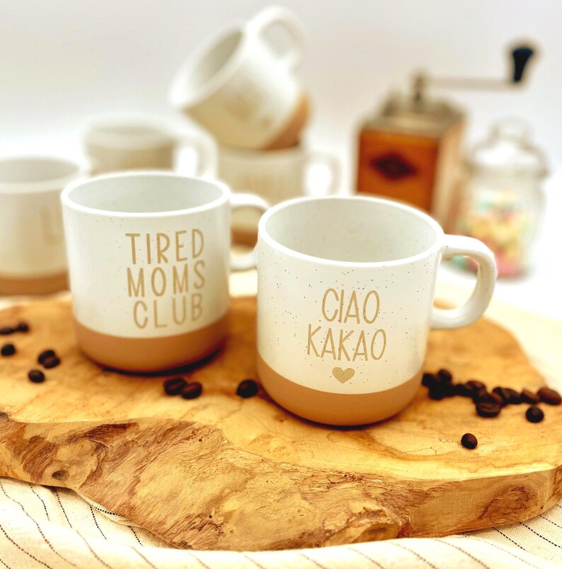 Personalisierte Tasse, personalisierter Kaffeebecher, personalisierte Tasse mit Namen, kleine Geschenke bis 20 Euro, Familientassen, mit dem Spruch "Tired Moms Club" und "Ciao Kakao" und einem Herz drunter.