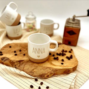 Personalisierte Tasse, personalisierter Kaffeebecher, personalisierte Tasse mit Namen, kleine Geschenke bis 20 Euro, Familientassen, mit dem Namen Anna und einem Herz drunter.