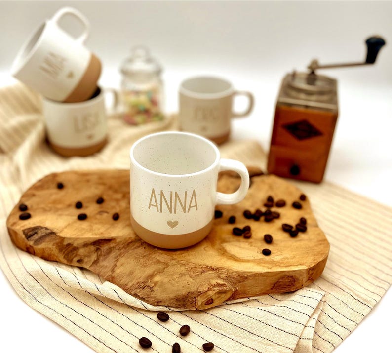 Personalisierte Tasse, personalisierter Kaffeebecher, personalisierte Tasse mit Namen, kleine Geschenke bis 20 Euro, Familientassen, mit dem Namen Anna und einem Herz drunter.