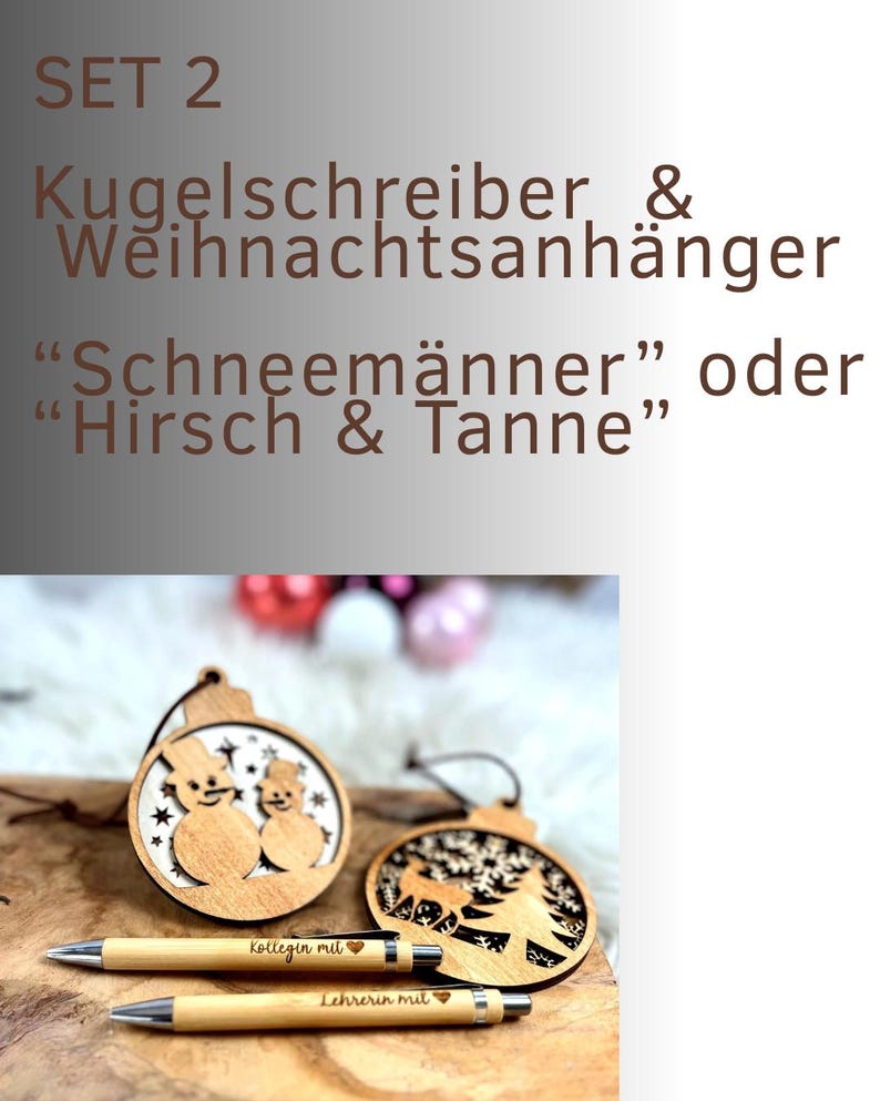 May include: Wooden Christmas ornaments with snowman and deer designs, paired with engraved pens. The pens read "Kollegin mit" and "Lehrerin mit". The ornaments and pens are set on a wooden surface, ideal for holiday gifting.