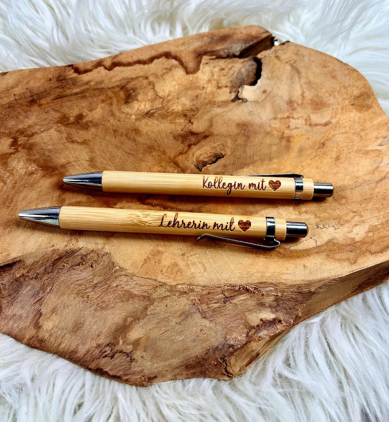 Wichtelgeschenk Kollegin, Kugelschreiber als Geschenk mit Gravur, Personalisierte Kulis, Mitarbeiter Geschenke Weihnachten - zwei Kugelschreiber mit der Gravur "Kollegin mit Herz" und "Lehrerin mit Herz"