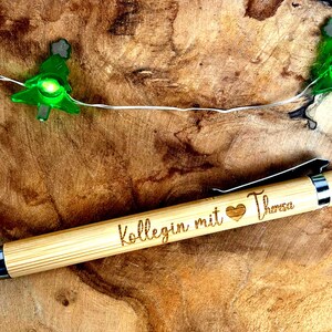 Wichtelgeschenk, Geschenk für Arbeitskollegin, kleine Geschenkideen zu Weihnachten, Kugelschreiber mit Gravur "Kollegin mit Herz Theresa"