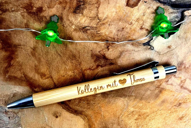 Wichtelgeschenk, Geschenk für Arbeitskollegin, kleine Geschenkideen zu Weihnachten, Kugelschreiber mit Gravur "Kollegin mit Herz Theresa"