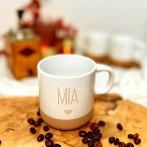 Personalisierte Tasse, personalisierter Kaffeebecher, personalisierte Tasse mit Namen, kleine Geschenke bis 20 Euro, Familientassen, mit dem Namen Mia und einem Herz drunter.