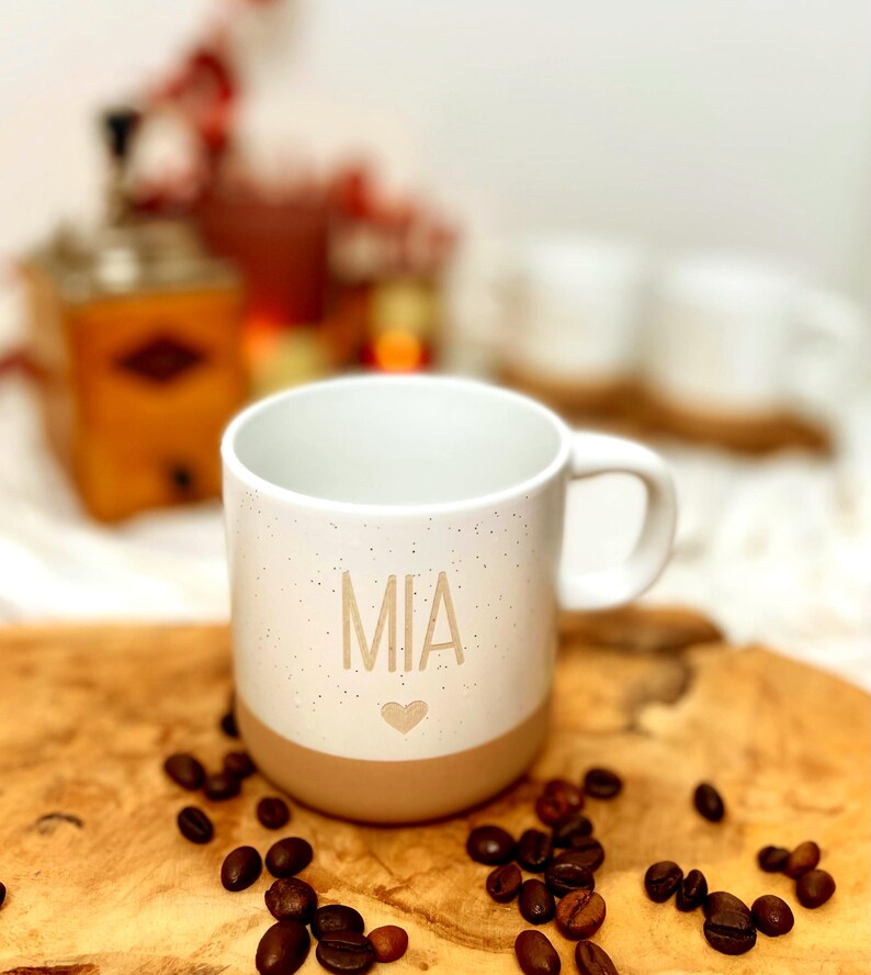 Personalisierte Tasse, personalisierter Kaffeebecher, personalisierte Tasse mit Namen, kleine Geschenke bis 20 Euro, Familientassen, mit dem Namen Mia und einem Herz drunter.