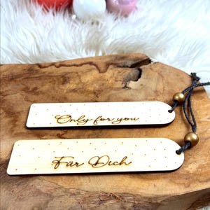 Wichtelgeschenk Kollegin, Kugelschreiber als Geschenk mit Gravur, Personalisierte Kulis, Mitarbeiter Geschenke Weihnachten -  zwei Lesezeichen aus Holz mit Gravur "Für Dich" und "Only for you".