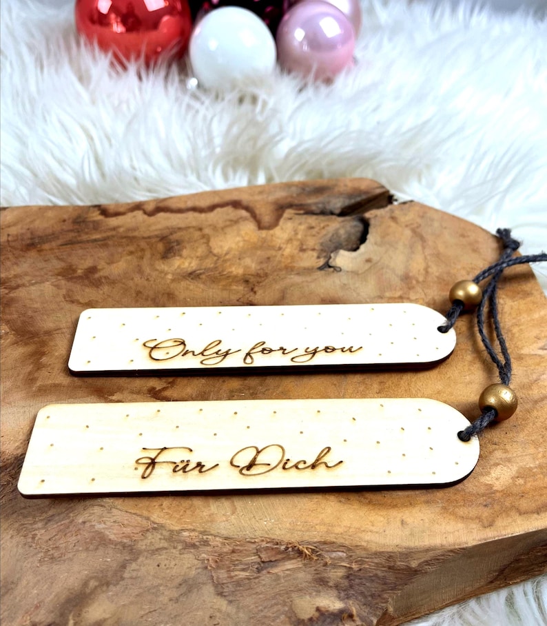 Wichtelgeschenk Kollegin, Kugelschreiber als Geschenk mit Gravur, Personalisierte Kulis, Mitarbeiter Geschenke Weihnachten -  zwei Lesezeichen aus Holz mit Gravur "Für Dich" und "Only for you".
