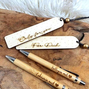 Wichtelgeschenk Kollegin, Kugelschreiber als Geschenk mit Gravur, Personalisierte Kulis, Mitarbeiter Geschenke Weihnachten - zwei Kugelschreiber mit der Gravur "Kollegin mit Herz" und "Lehrerin mit Herz" und zwei Lesezeichen aus Holz mit Gravur "Für Dich" und "Only for you".