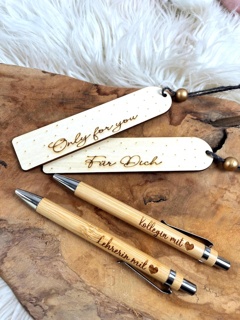 Wichtelgeschenk Kollegin, Kugelschreiber als Geschenk mit Gravur, Personalisierte Kulis, Mitarbeiter Geschenke Weihnachten - zwei Kugelschreiber mit der Gravur "Kollegin mit Herz" und "Lehrerin mit Herz" und zwei Lesezeichen aus Holz mit Gravur "Für Dich" und "Only for you".