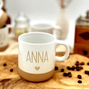 Personalisierte Tasse, personalisierter Kaffeebecher, personalisierte Tasse mit Namen, kleine Geschenke bis 20 Euro, Familientassen, mit dem Namen Anna und einem Herz drunter.