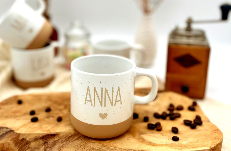 Personalisierte Tasse, personalisierter Kaffeebecher, personalisierte Tasse mit Namen, kleine Geschenke bis 20 Euro, Familientassen, mit dem Namen Anna und einem Herz drunter.