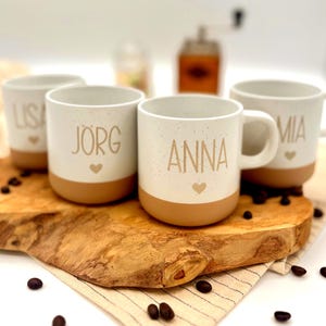 Personalisierte Tasse, personalisierter Kaffeebecher, personalisierte Tasse mit Namen, kleine Geschenke bis 20 Euro, Familientassen, mit dem Namen Anna und Jörg und einem Herz drunter.