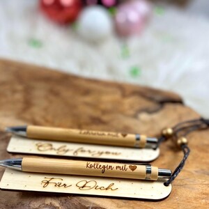 Wichtelgeschenk Kollegin, Kugelschreiber als Geschenk mit Gravur, Personalisierte Kulis, Mitarbeiter Geschenke Weihnachten - zwei Kugelschreiber mit der Gravur "Kollegin mit Herz" und "Lehrerin mit Herz" und zwei Lesezeichen aus Holz mit Gravur "Für Dich" und "Only for you".